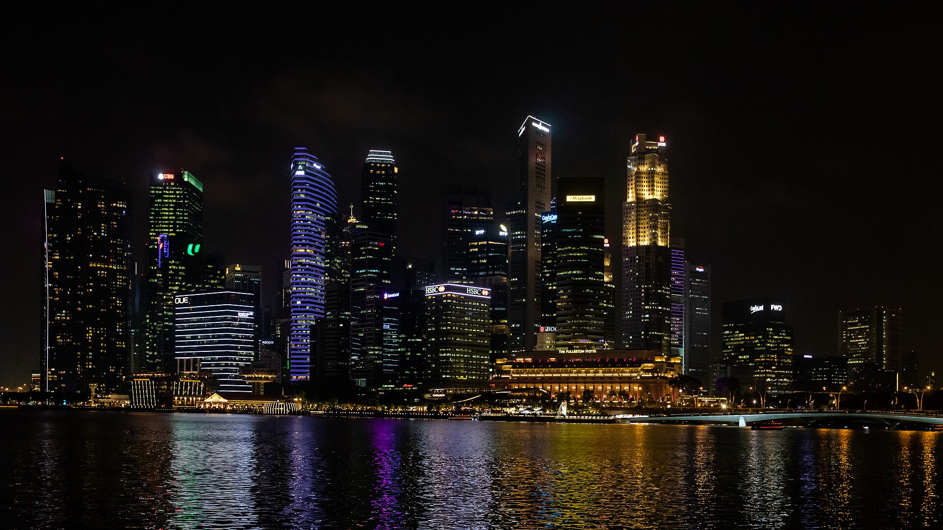 Skyline noturno do distrito financeiro de Singapura, na Marina Bay